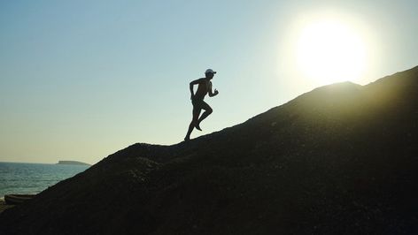 Two hill workouts to ramp up resilience and speed - Canadian Running Magazine Hill Workout, Extreme Ownership, Conquer Fear, Running Magazine, Build Resilience, Stop Making Excuses, We All Make Mistakes, Never Stop Learning, Overcoming Fear