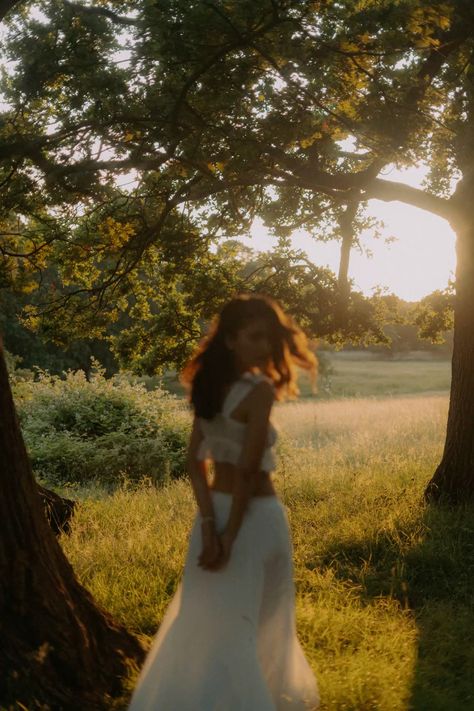 #filmcamera #cottagecore #whimsical #fairy #dreamcore Cottagecore Aesthetic Photoshoot, Whimsical Poses, Cottage Core Photoshoot, Cottagecore Photoshoot, Light Academia Cottagecore, Whimsical Photoshoot, 30th Birthday Shoot, Dreamy Photoshoot, Feminine Photography