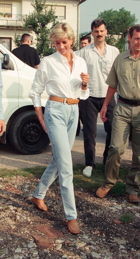 28 times Lady Diana’s casual looks inspired us | Vogue Paris Diana Aesthetic, Diana Outfits, Stile Kylie Jenner, Princess Diana Fashion, Look Jean, Diana Fashion, Princes Diana, Lady Diana Spencer, Diana Spencer