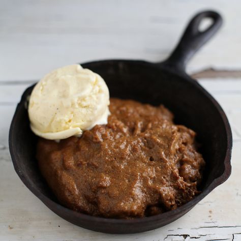 With its delightful contrasts of warm spicy pudding and cold vanilla ice cream, this version of an American classic is the ultimate comfort dessert. H... Indian Pudding Recipe, Hasty Pudding, Indian Pudding, Coconut Dessert, Comfort Desserts, American Desserts, Brownie Desserts, Oreo Dessert, Pudding Desserts