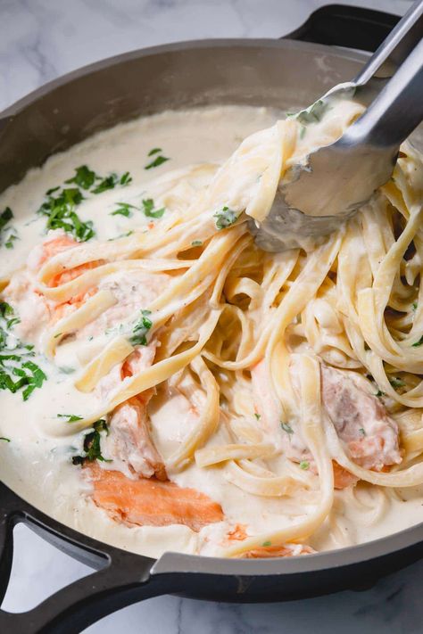 Ultra creamy and indulgent, this creamy smoked salmon pasta is a quick and easy weeknight dinner. Smoked Salmon Fettuccine, Salmon Fettuccine Alfredo, Salmon Fettuccine, Smoked Salmon Pasta Recipes, Salmon Alfredo, Salmon Pasta Recipe, Creamy Salmon Pasta, Tuscan Salmon, Fettuccini Alfredo