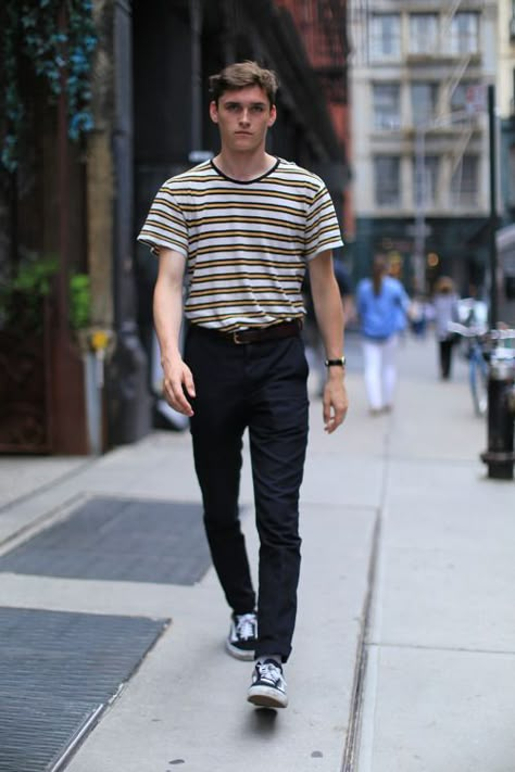 The boyish horizontal striped tee seems back in town. Male Model Street Style, 90s Fashion Guys, Street Style Boy, Outfits With Air Force Ones, Fashion Guys, 90s Fashion Men, Walking Down The Street, Men With Street Style