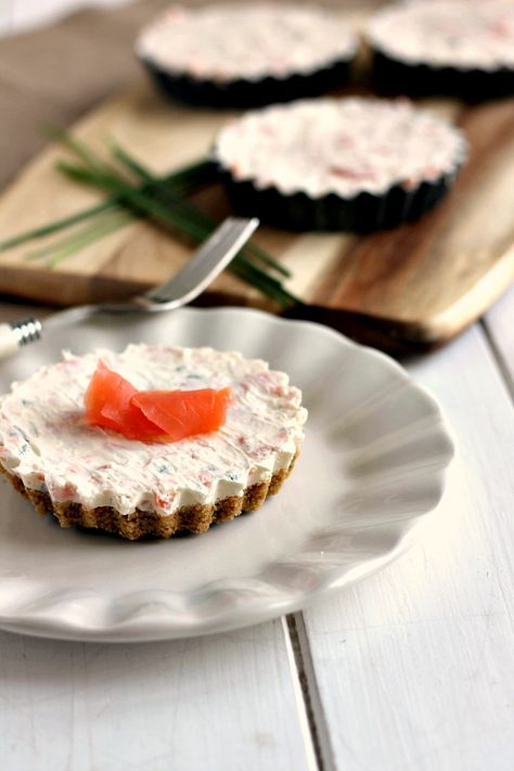 Seafood Buffet Ideas, Salmon Cheesecake, Recipe Smoked Salmon, Cream Cheese Smoked Salmon, Christmas Starter, Cream Cheese Smoked, Christmas Starters, Savory Cheesecake, Smoked Salmon Appetizer