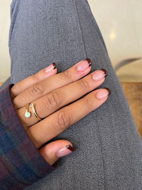 Simple Brown Nails Short, Burgundy French Tip Square, Fall Square French Tip Nails, Brown French Nails Square, Short Square Acrylic Nails Autumn, Fall Nails Acrylic Short Square, Cute Nails Acrylic Square Short, Fall French Tips Short, Brown French Tip Square