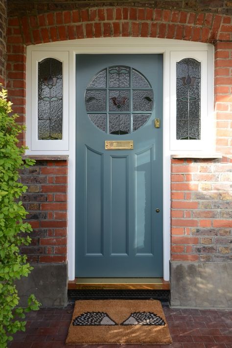 1930s House Exterior, Front Doors Uk, Victorian Front Doors, Cottage Front Doors, Traditional Front Doors, Garage Door Types, Front Door Styles, Green Front Doors, Beautiful Front Doors