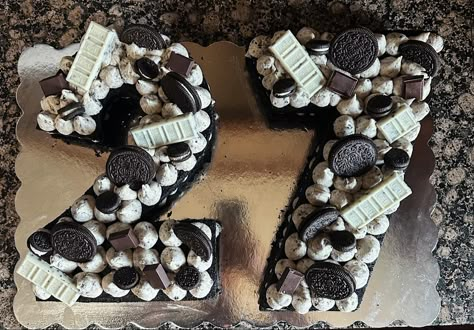 Cookies snd cream oreo number cake Vanilla Cake Oreo Filling, Cookies And Cream Number Cake, 21 Cookie Cake, Oreo Number Cake, Black And White Number Cake, 27 Number Cake, Black Number Cake, Oreo Sheet Cake, 21 Number Cake