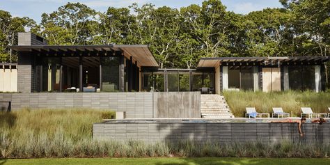 A Family Retreat in the Hamptons Bridles Wind, Water, and Light - Dwell Beach House Hamptons, House Hamptons, Concrete Siding, Clad Home, Modern Outdoor Spaces, Modern Architecture Design, New Architecture, Modern Pools, House Building