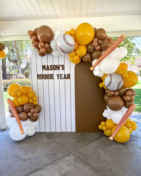 Mason’s Rookie Year ⚾️ Where are my San Diego Padres fans at? This is such a fun theme for a first birthday party. From the custom wall to the props, it is safe to say this was a home run 😍 To get a quote please fill out our inquiry form on our website, or send us an email including your event details at info@luxanballoons.com Padres Theme Birthday Party, San Diego Padres Birthday Party, Padres Birthday Party, First Birthday Boy Ideas, Baseball Balloons, Papas Birthday, Baseball Backdrop, Ball Theme Birthday, Balloon Bar