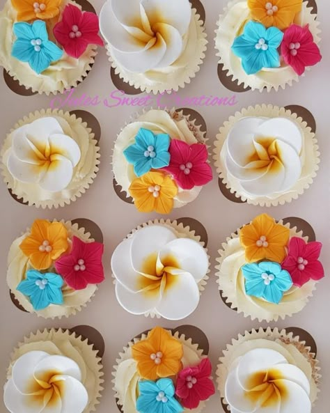 Hawaiian Themed Cupcakes by Jules Sweet Creations Cupcake Hawaiian Theme, Hawaii Themed Cupcakes, Tropical Wedding Cupcakes, Hawaiian Themed Cupcakes, Tropical Cupcakes Decoration, Hawaiin Cupcakes, Moana Cupcake Ideas, Hawaiian Theme Party, Hawaii Cupcakes