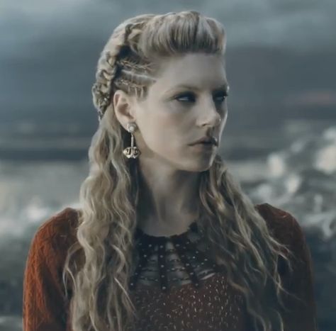 Lagatha Vikings Costume, Lagatha Vikings, Lagertha Hairstyle, Vikings Costume, Maiden Braid, Lagertha Lothbrok, Lagertha Hair, Vikings Lagertha, Viking Women