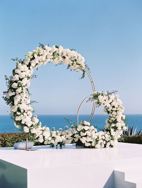 Wedding Garden Backdrop, White Floral Backdrop, Backdrop Arch Wedding, Flowers Arch Wedding, White Wedding Decorations Outdoor, White Arch Wedding, Wedding Backdrop Design Outdoor, Garden Wedding Backdrop, Arch Wedding Decoration