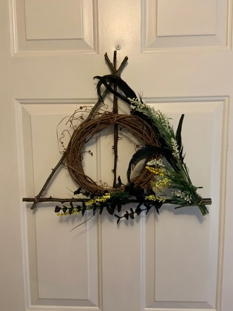 Second time around - deathly hallows harry potter wreath for the fall season. Made partly with pyrocantha branches from my yard. Diy Deathly Hallows Wreath, Harry Potter Wreath Diy, Harry Potter Diy Decor, Deathly Hallows Wreath, Harry Potter Wreath, Harry Potter Halloween Decorations, Harry Potter Christmas Tree, Harry Potter Crochet, Harry Potter Room Decor