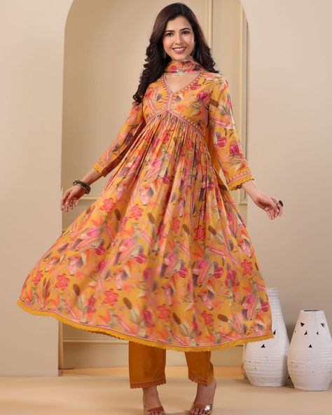 Flair Kurti Designs Latest, Long Frok Designs Pakistani Casual, Long Frok Designs Pakistani, Frok Designs Pakistani, Jorjet Frock Design, Kurti 2023, Bushra Ansari, Alia Cut Kurti, Latest Finger Mehndi Designs