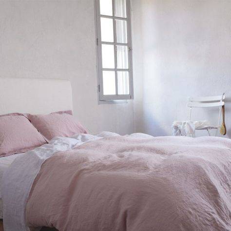 5 Favorites: Pale Pink Linen Sheets Roundup - Remodelista Pink Bed Sheets, Pure Linen Bedding, Pink Bed, Linen Bed Sheets, Bed Duvet, Grey Linen Bedding, King Size Duvet Covers, White Linen Bedding, Style Cottage