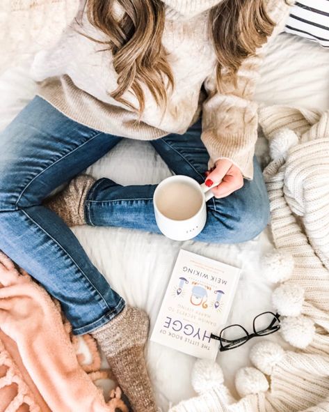 7 hygge essentials. - dress cori lynn Hygge Clothing, Minimalistic Lifestyle, Hygge Fashion, Hygge Inspiration, Stairway Decorating, Hygge Book, Analogues Colour, Hygge Life, Hygge Lifestyle