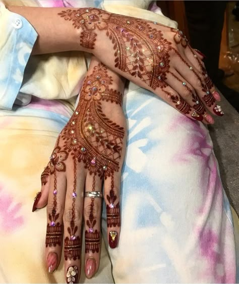 Henna Merah Pengantin, Henna Wedding Maroon, Henna Simpel, Henna Nikah, Motif Henna, Henna Maroon, Henna Pengantin, Wedding Henna Designs, Javanese Wedding