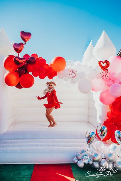 Bounce House Christmas Photos, Bouncy House Photoshoot, Bounce House Photoshoot Ideas, Christmas Bounce House, Bounce House Aesthetic, White Bounce House Photoshoot, Bounce House Party Ideas, Bounce House Photoshoot, White Bounce House With Balloons