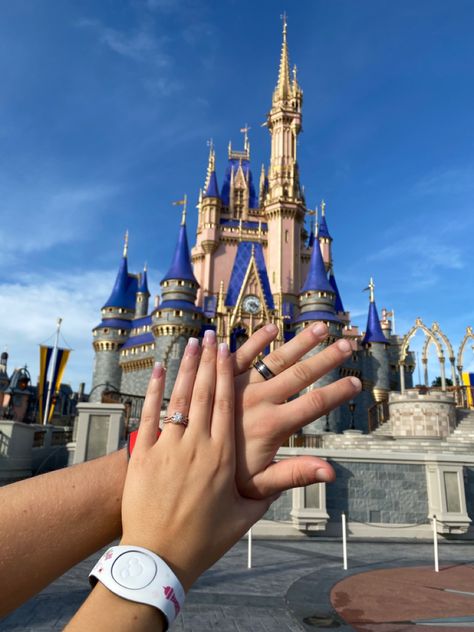 Disneyland Honeymoon Outfits, Disney World Honeymoon Outfits, Disney Honeymoon Ideas, Disney Engagement Photos, Disney Honeymoon Outfits, Disney World Couple Pictures, Couple Disneybound, Disney World Instagram Pictures, Honeymoon Disney