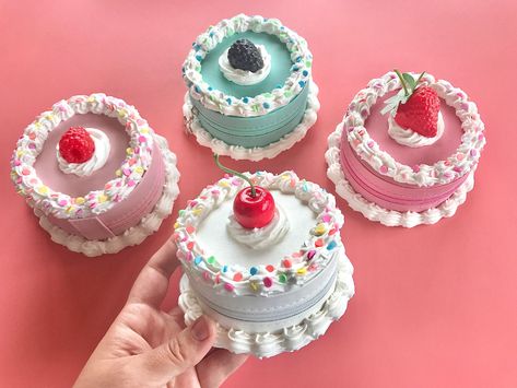 Circular Cake Shaped Jewelry Box/ Cute Jewelry Storage/ Vintage Aesthetic Home Decor/ Mini Trinket Box/ Faux Cake/ Makeup Mirror and Storage - Etsy Vintage Aesthetic Home, Cake Boxes Diy, Cake Makeup, Faux Cake, Clay Box, Boxes Diy, Diy Cream, Cake Boxes, Jewelry Box Diy