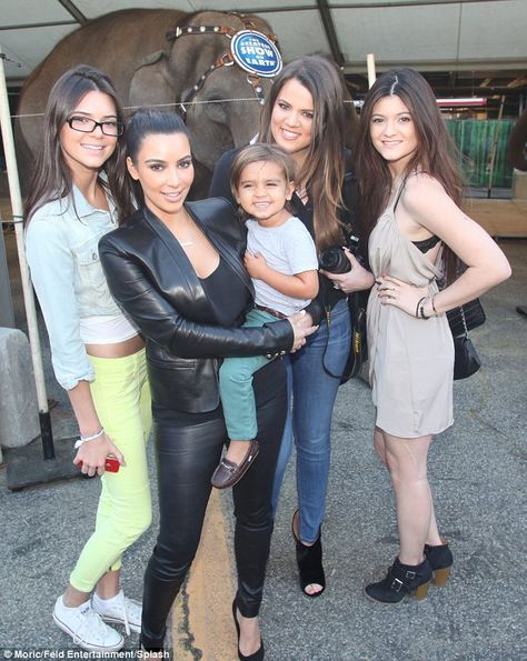 Kardashian Girls, Estilo Kardashian, Looks Kylie Jenner, Kendall Jenner Photos, Kardashian Kids, Jenner Family, Kardashian Photos, Jenner Sisters, Kardashian Family