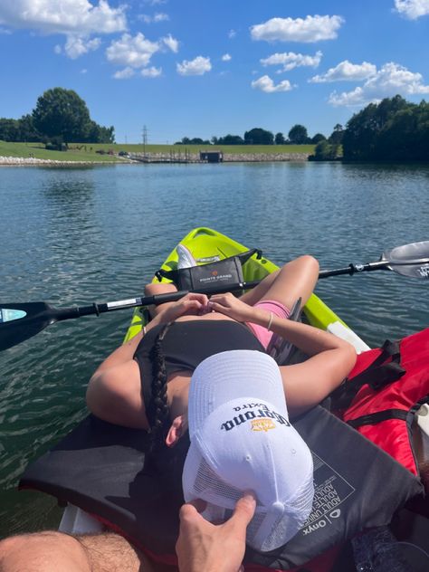 Couple Kayaking Aesthetic, Lake Date Ideas, Kayaking Date, Summer Dates With Boyfriend, Camping Date Ideas, Lake Pictures With Boyfriend, Couple Ideas Activities, Swimming Date, Couple Kayaking