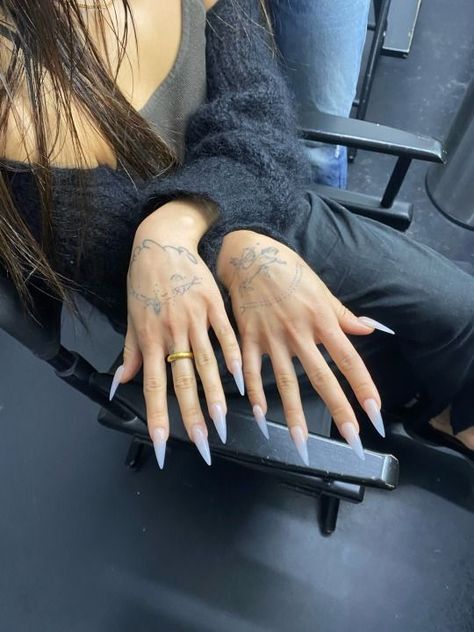 Nails And Tattoos, Stile Kylie Jenner, Kutek Disney, Unghie Sfumate, Sharp Nails, Milky Nails, Almond Acrylic Nails, Soft Nails, Nail Tattoo