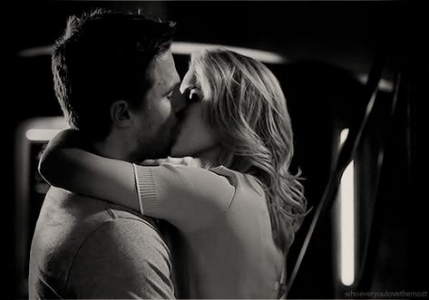 Oliver And Felicity Kiss, Passionate Kiss Gif, Calin Gif, Romantic Kiss Gif, Hot Love Quotes, Oliver And Felicity, Romantic Couple Kissing, Good Night Love Images, Romantic Kiss