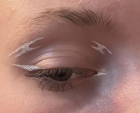 Subtle Graphic Liner, Graphic Liner White, Simple Graphic Eyeliner, Simple Graphic Liner, White Graphic Eyeliner, Eyeliner Inspiration, Creative Eyeliner, Silver Liner, Silver Eyeliner