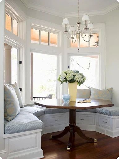 bay window seat Kitchen With Bay Window Layout, Kitchen Nook Ideas Bay Windows, Kitchen Bay Window Seating, Small Bay Window Ideas, Bay Window Seating Ideas, Bay Window Seats, Window Seating Ideas, Breakfast Nook Bay Window, Bay Window Breakfast Nook