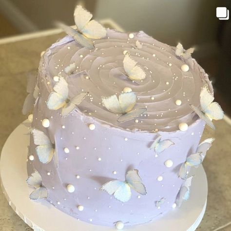 Lavender Butterfly Cake, White Butterfly Cake, Cake With Pearls, Cake Butterfly, White Birthday Cake, 17 Birthday Cake, Butterfly Birthday Cakes, Pearl Cake, Pastel Cakes