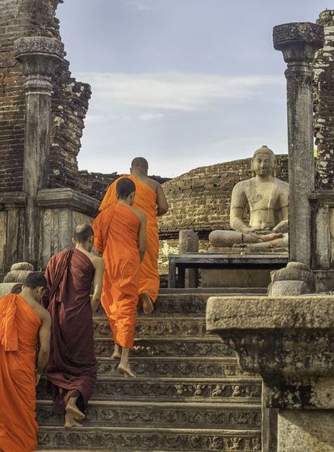 Buddhist Temple Sri Lanka, Sri Lanka People, Sri Lanka Temple, Sri Lanka Culture, Buddha Sri Lanka, Buddhism Aesthetic, Lens Flare Photoshop, Sri Lanka Photography, Buddhism Wallpaper