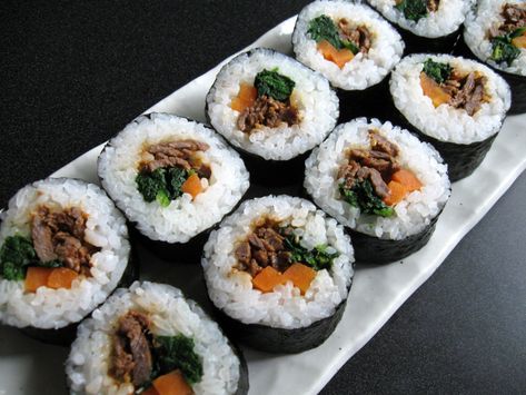 Beef Sushi Roll, Sushi Recipes Dragon Roll, Hosomaki Sushi, Popular Casseroles, Ichiban Sushi, Alaska Roll Sushi, Sushi Vinegar, Sushi Roll Recipes, Sliced Meat