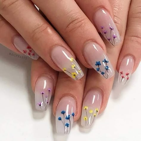 Dried Flower French Tip Nails, Inbuilt Dry Flower Nail Art, Wildflower Nail Designs, Wildflower Nail Art, Wild Flower Nails, Wildflower Nails, Winter Nail Colors, Nature Nails, Fingernails Painted