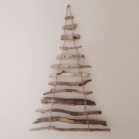 Driftwood Christmas Tree Diy, Driftwood Christmas Decorations, Wooden Christmas Trees Diy, Natal Natural, Twig Christmas Tree, Christmas Pebble Art, Stick Christmas Tree, Driftwood Christmas Tree, It's December