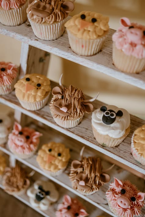 Farm animal cupcakes #farmcupcake #cowcupcake #animalcupcake Farm Bday Party Food Ideas, Hay Bale Cupcakes, Farm Birthday Party Treats, Simple Farm Animal Cake, Farm Animal Bday Party Ideas, Farm Animal Cupcake Cake, Farm Animal Birthday Cupcakes, Farm Themed Birthday Cupcakes, Farm Animals Cake Pops