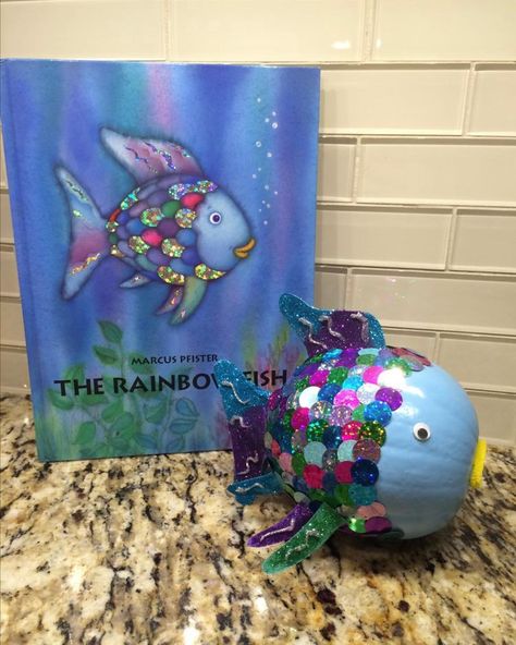 I love this Rainbow Fish themed pumpkin! Are you having your students decorate pumpkins this year?Credit:unknown Book Character Ornaments Diy, Rainbow Fish Pumpkin, Fish Pumpkin, Decorate Pumpkins, Book Character Pumpkins, Story Book Pumpkin, Pumkin Decoration, Pumpkin Idea, Creative Pumpkin Decorating