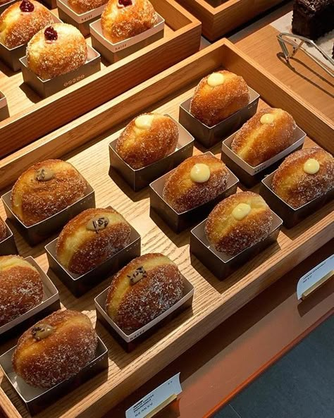 Bomboloni Packaging, Bomboloni Aesthetic, Farmers Market Baking, Aesthetic Pastry, Donut Packaging, Food Business Ideas, British Baking, Baking Business, Donut Shop