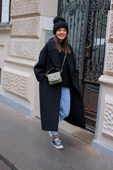 Long Black Coat Outfit Casual White Sneakers, Black Car Coat Outfit, Wool Coat Casual Outfit, Style Mantel, Oversize Coat Outfit, Fashion 2024 Winter, Oversized Black Coat Outfit, Oversized Coat Outfit Winter, Black Oversized Coat Outfit