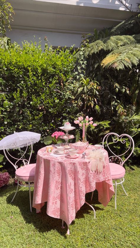 Tea Party Location, Pink Tea Party Picnic, Pink Cottagecore Birthday, Pink Garden Party Ideas, Coquette Tea Party Aesthetic, Vintage Aesthetic Birthday Party, Tea Parties Aesthetic, Vintage Pink Birthday Party, Rococo Tea Party