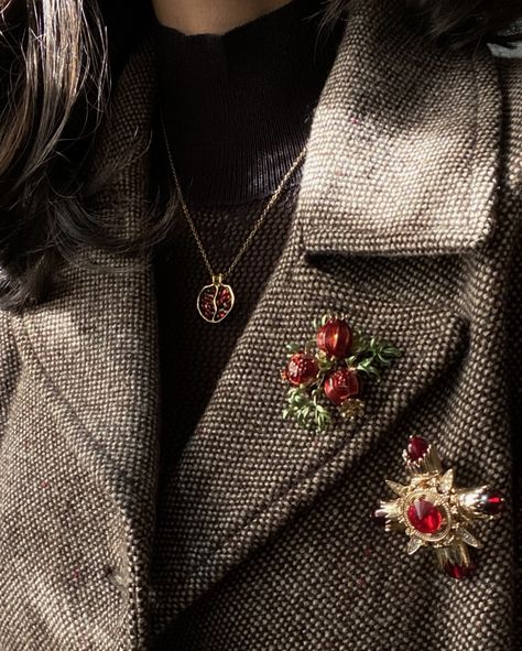 dark academia aesthetic Dark Professor Aesthetic, Elegant Academia Aesthetic, Dark Academia Aesthetic Women, Pomegranate Academia, Dark Autumn Jewelry, Dark Academia Female, Vintage Academia Aesthetic, Dark Academia Nails, Modern Dark Academia