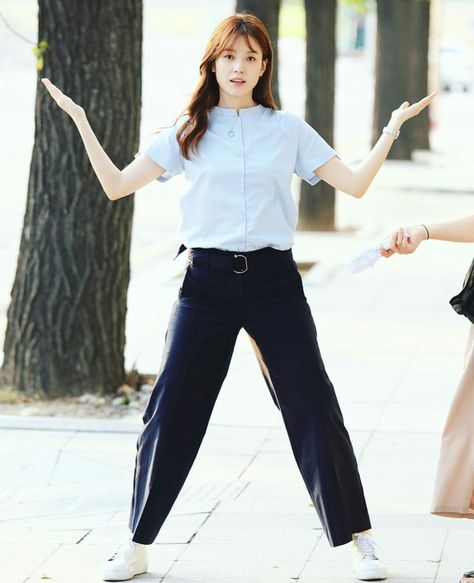 W - Walking W Sign 😂😂 W Two Worlds Outfits, Han Hyo Joo Outfit, Han Hyo Joo W Two Worlds, Korean Red Carpet Dress, Han Hyo Joo Fashion, Kdrama Fashion, Hyo Joo, W Two Worlds, Han Hyo Joo