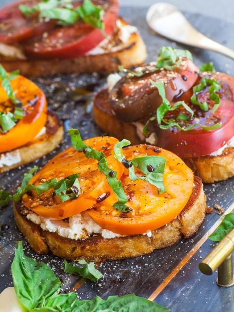 Tomato Toast Recipe, Ricotta Tomato, Tomato Toast, Toast Ideas, Cheese Tomato, Garlic Cheese, Think Food, Interesting Food, Toast Recipes