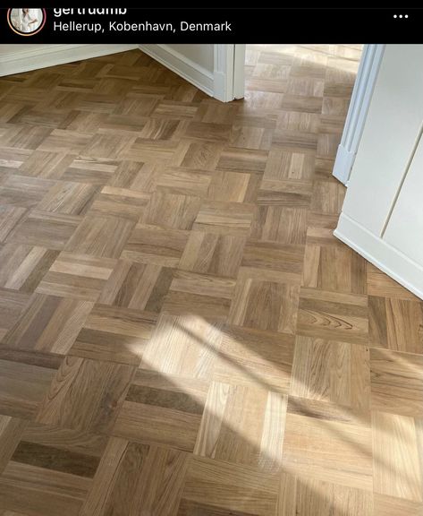 Light Parquet Flooring Living Room, 50s House, Parquet Design, Wood Floor Design, Oak Parquet Flooring, Dinning Room Design, Refinishing Floors, Living Room Lounge, Corner House