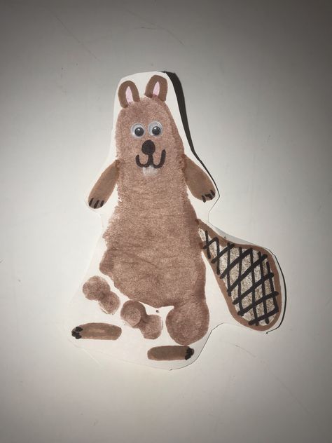 Bb is for Beaver craft for toddlers, babies and preschoolers! #Bb #Beaver #craft #footprint #preschool #toddler #baby #brown #daycare Pond Crafts, Beaver Animal, Canada Day Crafts, Bear Footprint, Pond Animals, Infant Lesson Plans, Toddler Themes, Footprint Craft, Teaching Crafts