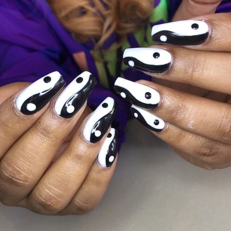 DIY Yin & Yang Nails Zodiac Nail Designs, Yin Yang Nails, Black And White Nails, Designer Nails, Acrylic Nails Coffin Short, Acrylic Nails Coffin, Nails Coffin, Unique Nails, Cute Easy Drawings