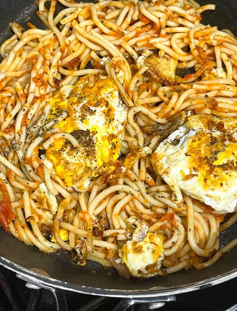 Pasta With Fried Egg, Leftover Spaghetti Noodles, Stir Fry Pasta, Fried Spaghetti, Fried Pasta, Leftover Spaghetti, Noodle Dinner, Delicious Family Dinners, Spaghetti Dinner