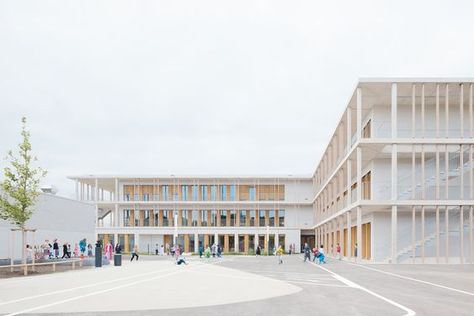 The Munich Learning House in Germany combines 4 primary schools in a modular design that features an all white exterior and interior. Middle School Architecture, Houses In Germany, School Building Design, Interior Design Institute, Campus Design, Interior Design School, Architecture Design Concept, School Building, Architecture Exterior