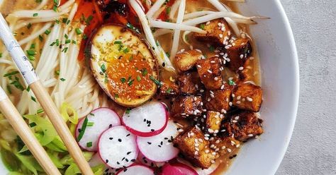 Vegetarian Miso Ramen with Spicy Korean Gochujang Tofu Recipe Miso Ramen Recipe, Gochujang Tofu, Chili Tofu, Tofu Sauce, Miso Broth, Cooking Tofu, Miso Ramen, Ramen Recipe, Tofu Recipe