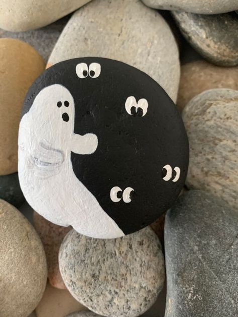 Painted Rocks Halloween, Ghost Rock Painting, Ghost Rocks Painted, Halloween Stone Painting, Simple Rock Painting Ideas, Halloween Rock Painting Ideas, Halloween Painted Rocks, Fall Rocks, Doodle Art Flowers