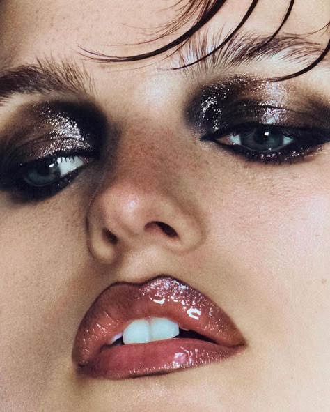 Makeup by @violette_fr on IG Editorial Make-up, Curling Mascara, Runway Makeup, Campaign Fashion, Black Makeup, Make Up Looks, Beauty Shoot, Luminizer, Grunge Makeup